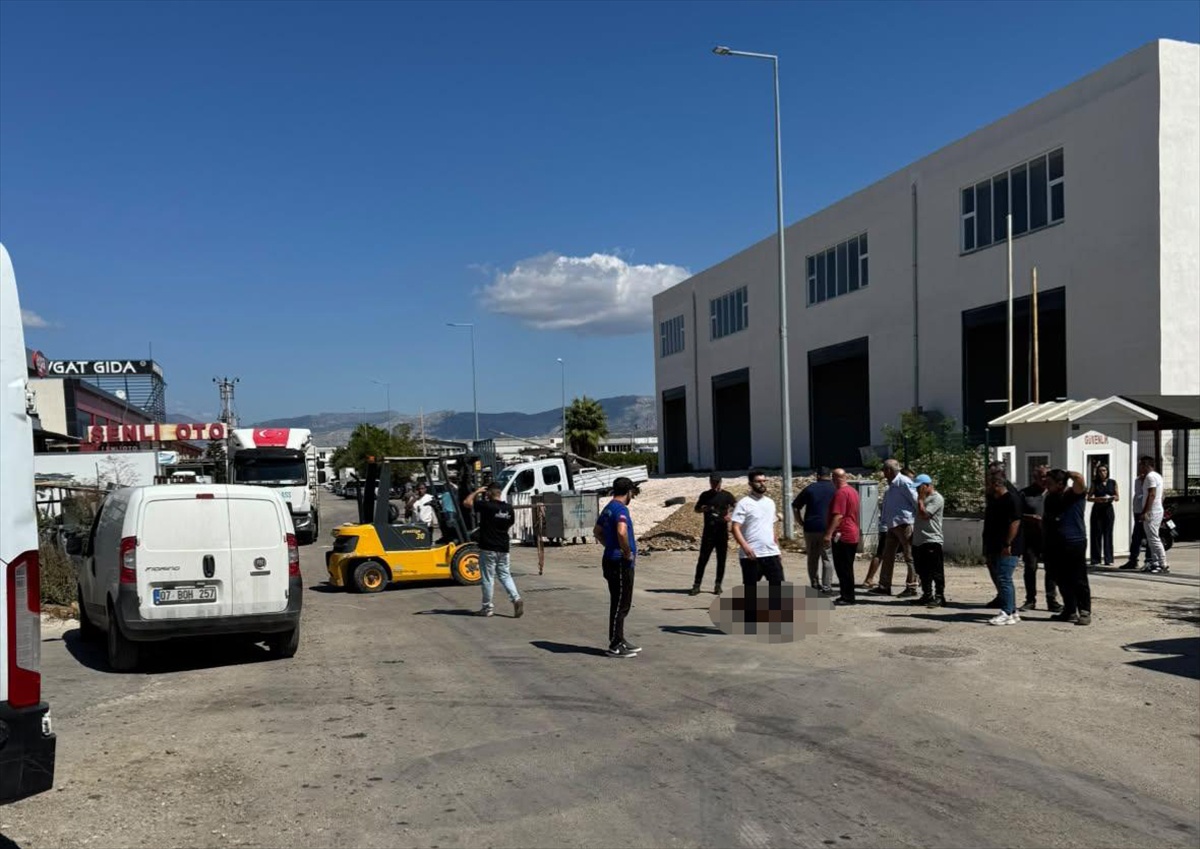Antalya Manavgat\'ta 17 yaşındaki motosiklet sürücüsü forkliftin ataşmanına çarparak öldü