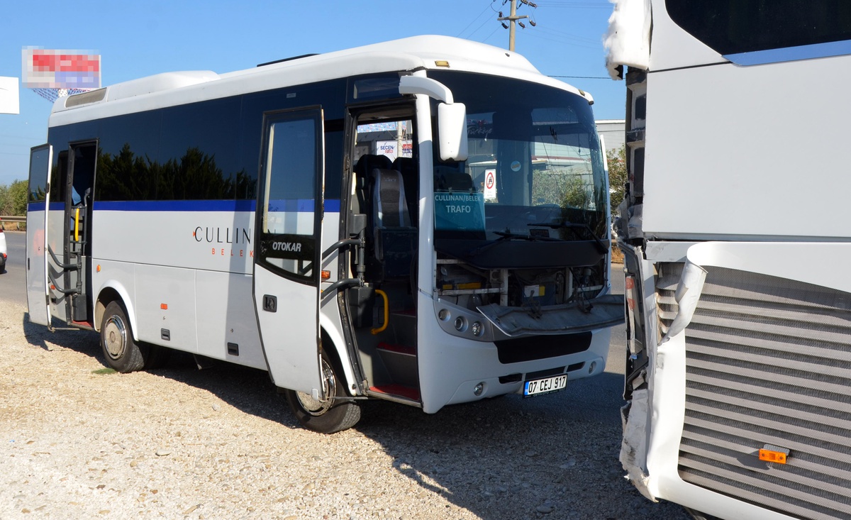 Antalya Serik\'te servis midibüsü duran tur otobüsüne çarptı, 1\'i ağır 6 yaralı oldu