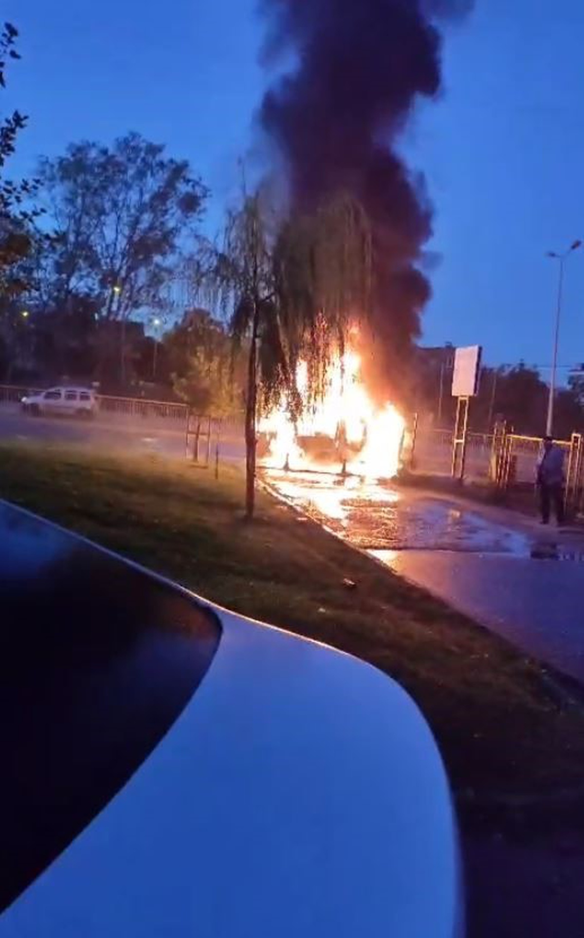 İstanbul Arnavutköy\'de seyir halindeki kamyonet alev topuna döndü, maddi hasar oluştu