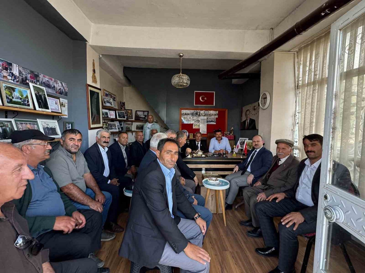 Arpaçay Kaymakamı Güvenç ve Belediye Başkanı Elma, Muhtarlar Derneği\'ni ziyaret etti