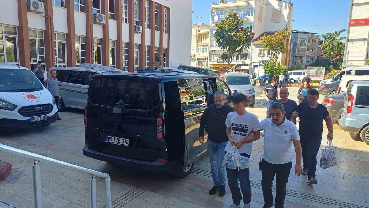 Aydın Efeler\'de pompalı tüfekle gezen 2 şüpheli ve bağlantılı 1 kişi adliyeye sevk edildi