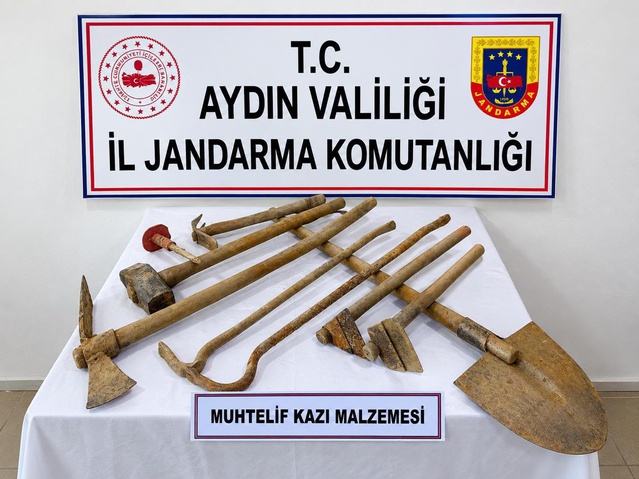 Jandarma, Nazilli'de çilek bahçesindeki kaçak kazıda 6 şüpheliyi suçüstü yakaladı