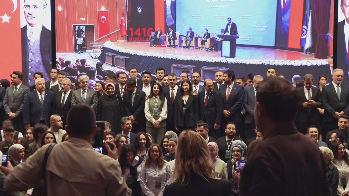 Bakan Tekin, 1416 bursuyla gidenlerin Türkiye\'yi yüz akıyla temsil ettiğini söyledi