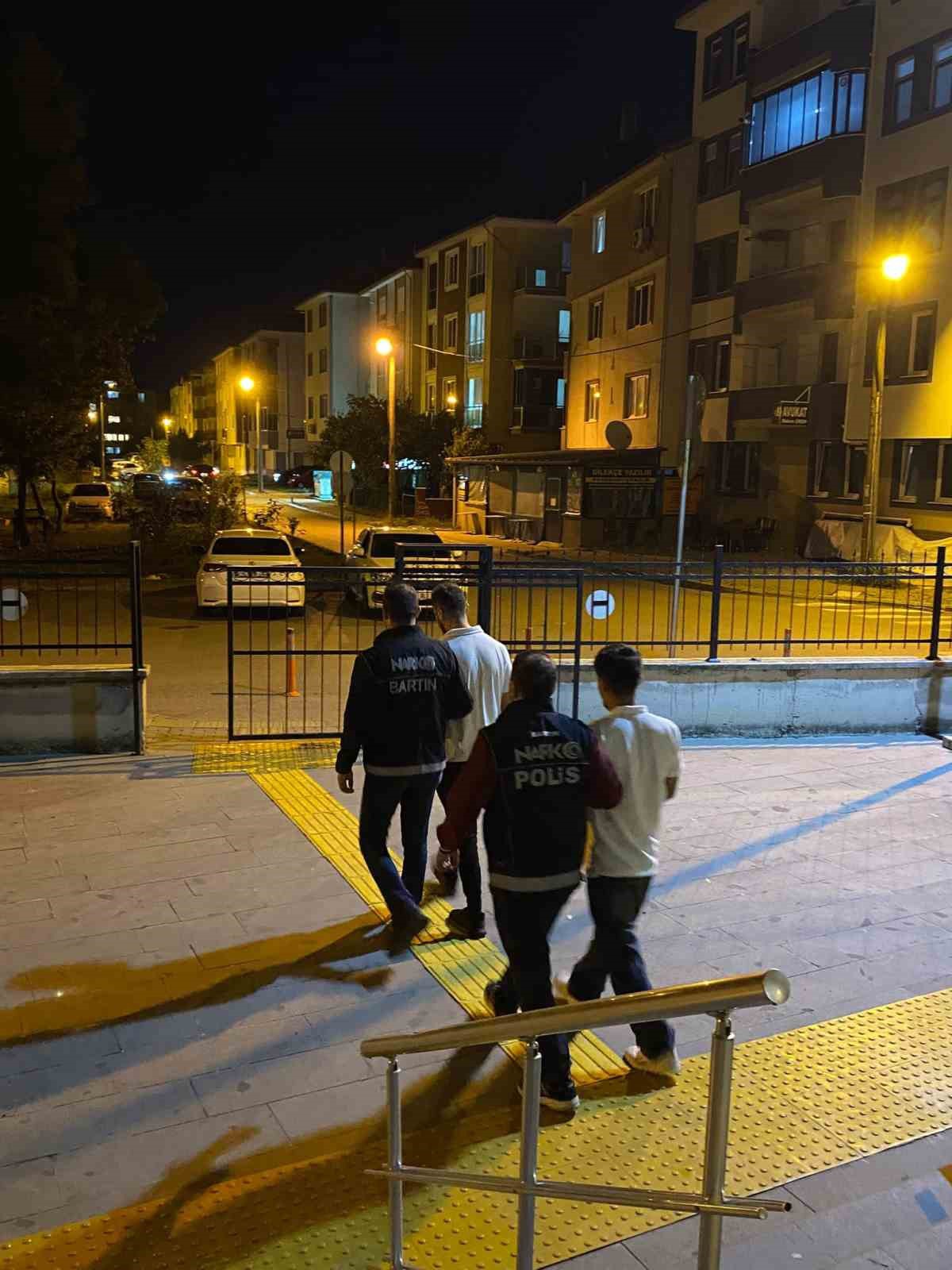 Bartın\'da uyuşturucu operasyonunda adliyeye sevk edilen 3 şüpheliden 2\'si tutuklandı