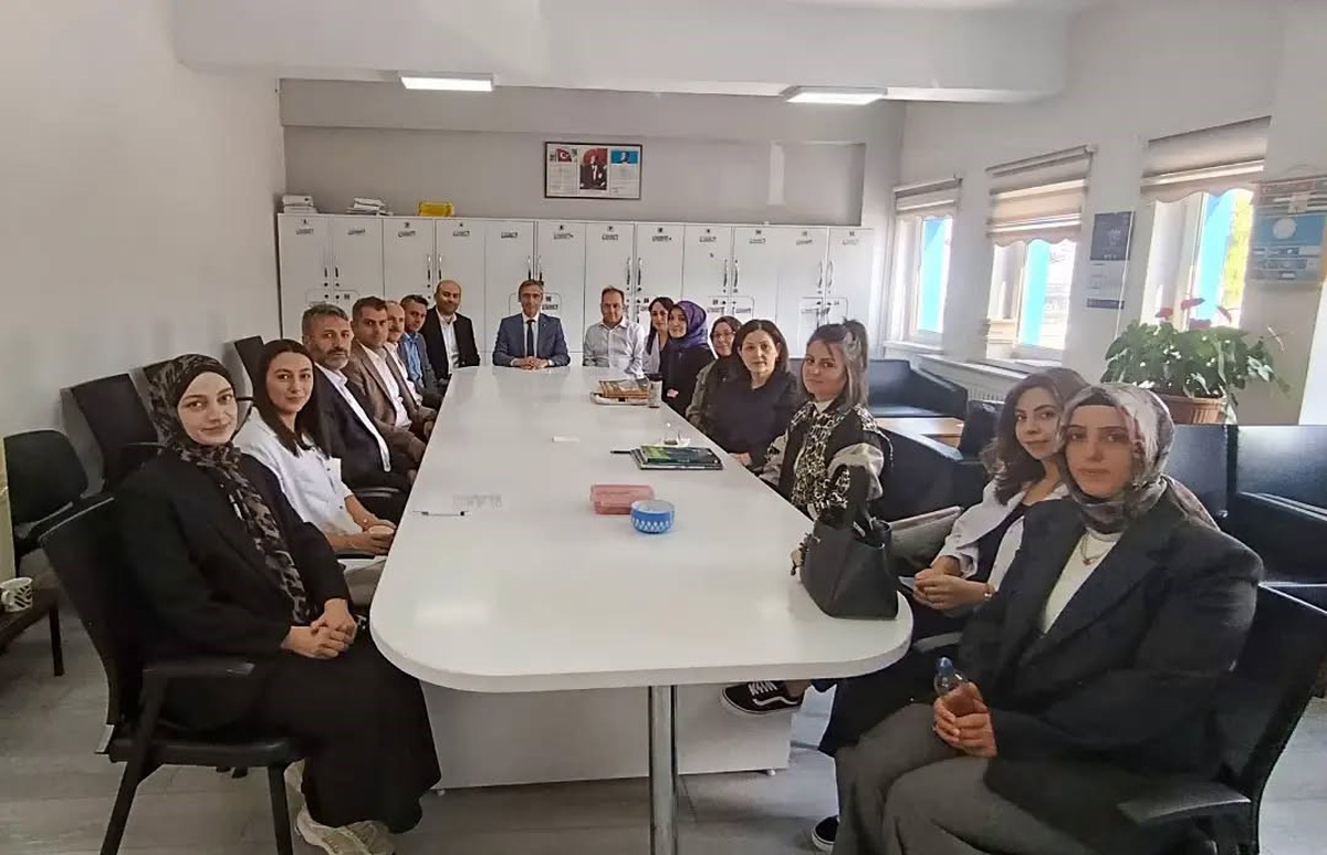 Bayburt Milli Eğitim Müdürü Kahraman, iki lisede öğretmenlerle görüştü