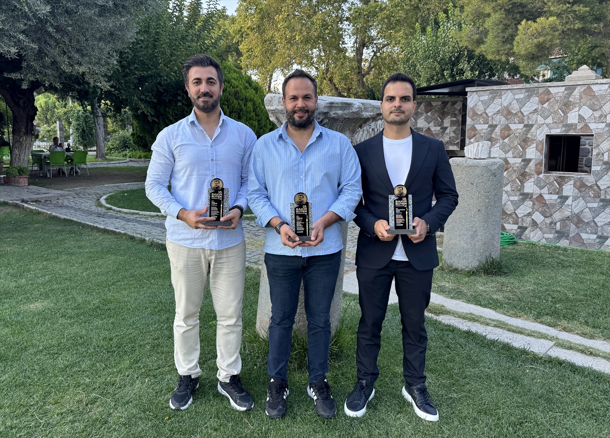 İzmir Bergama\'da Şakir Süter Yarışması\'nda AA muhabiri ve kameramanına ödül verildi