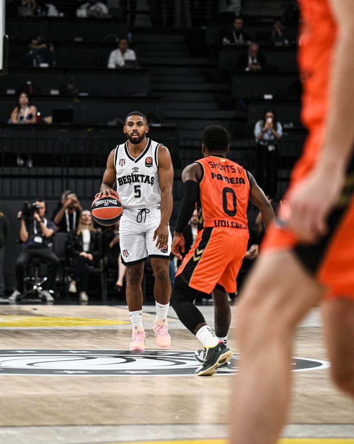 Beşiktaş, Euroleague'e Valencia Basket karşısında 96-94'lük yenilgiyle başladı.