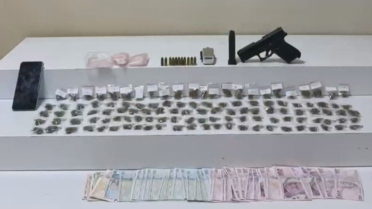 Beyoğlu\'nda düzenlenen operasyonda 116,3 gram marihuana ele geçirildi, 3 kişi tutuklandı