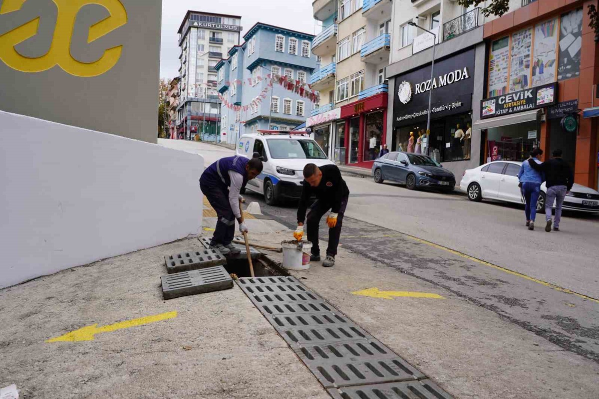 Bilecik Belediyesi mazgalları temizledi, yağışta oluşabilecek sorunları giderdi