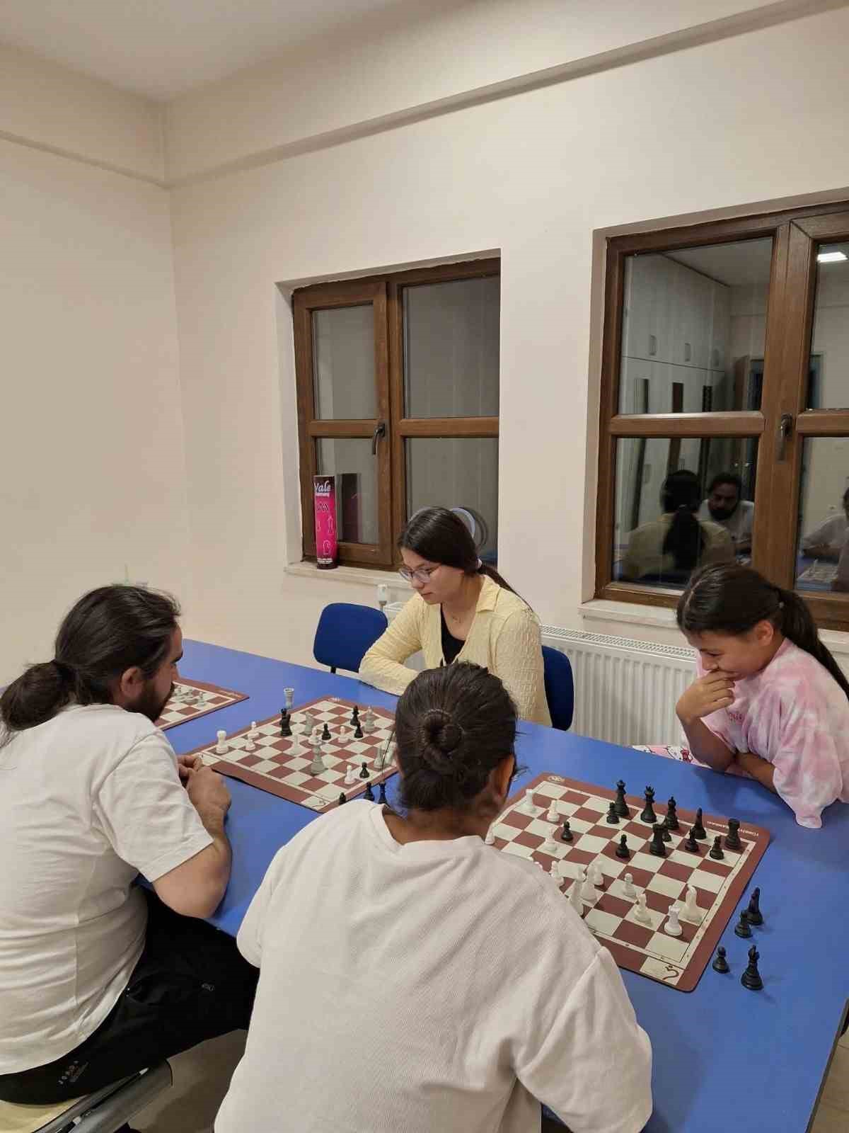 Bilecik Bozüyük\'te çocukların yeni hamlesi satranç oldu, kurs yeniden başladı
