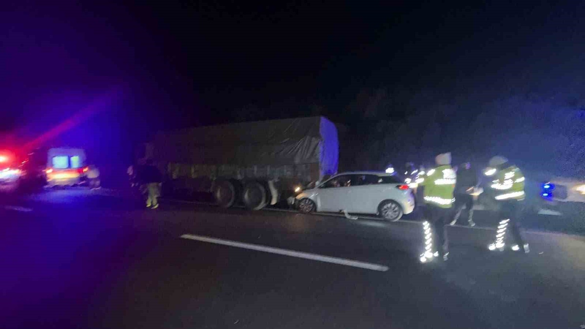 Bilecik Bozüyük\'te kamyona arkadan çarpan otomobilde 1 kişi öldü, 2 kişi yaralandı