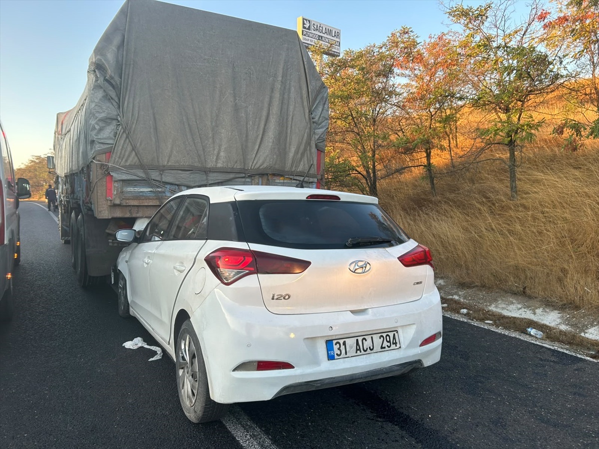 Bilecik Bozüyük\'te kamyona arkadan çarpan otomobilde 1 kişi öldü, 2 kişi yaralandı