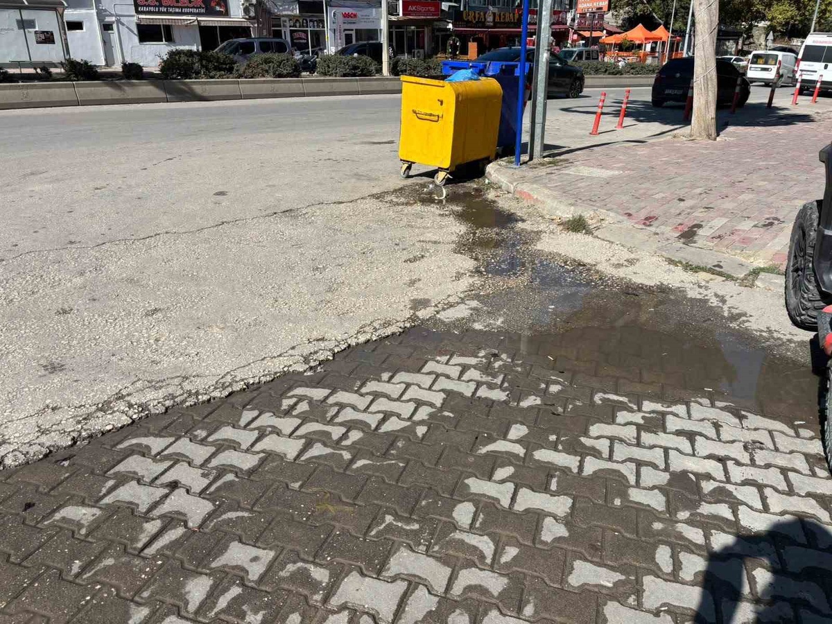 Bilecik\'te 3 haftadır onarılmayan su patlağı tepkilere neden oldu