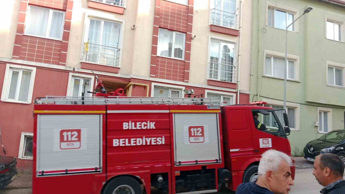 Bilecik\'te 5 katlı apartmanın 4. katında aspiratör yangını mutfakta hasara yol açtı