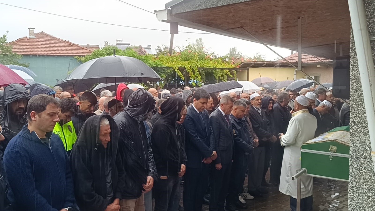 Bilecik\'te kalp krizi geçiren okul müdürü Sadefoğlu sağanak altında toprağa verildi