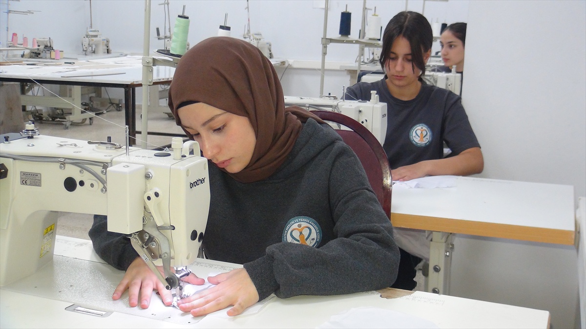 Bitlis Tatvan\'da TOBB Nene Hatun MTAL öğrencileri öğretmenler için 40 önlük hazırladı