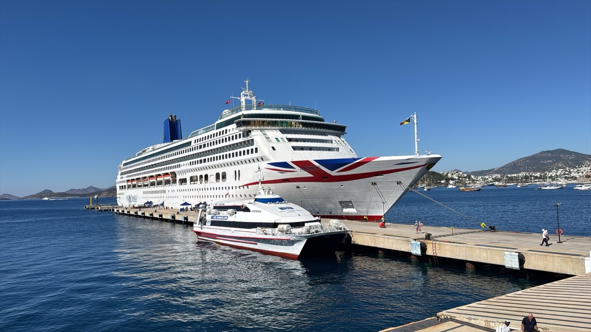 Muğla Bodrum\'da limana yanaşan Bermuda bayraklı Aurora\'dan 1814 yolcu indi