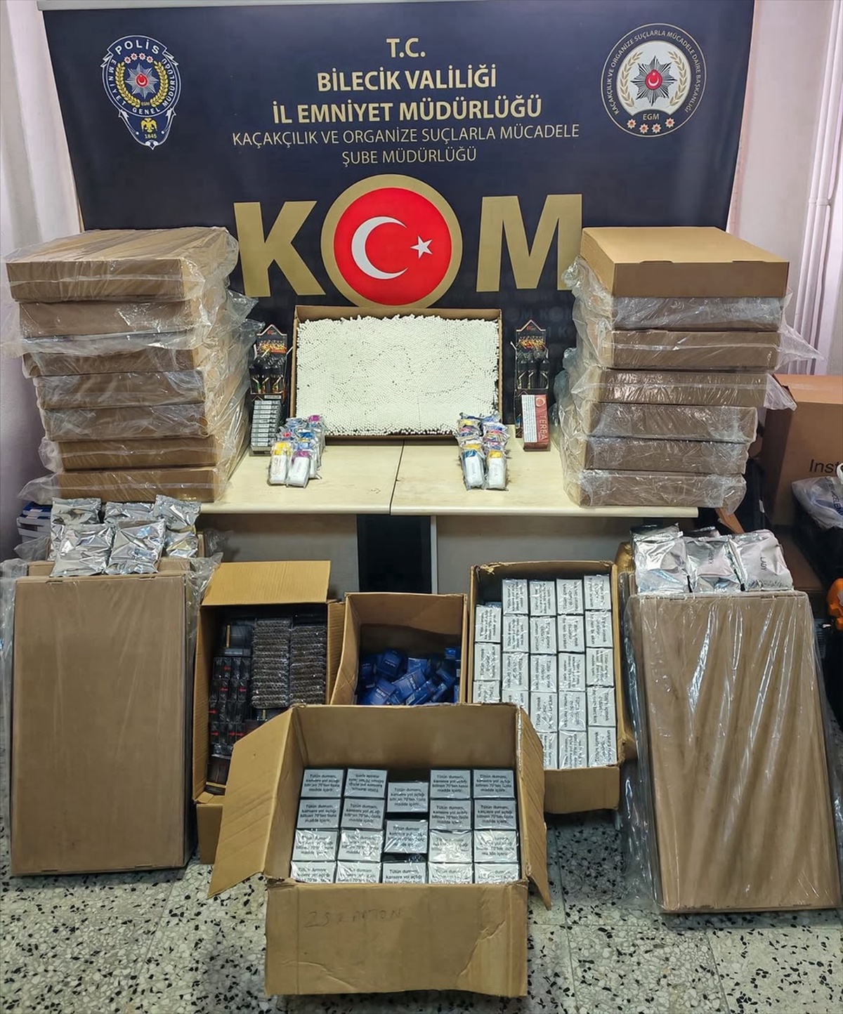 Bozüyük\'te iş yeri ve eve düzenlenen operasyonda 108 bin 380 makaron ele geçirildi