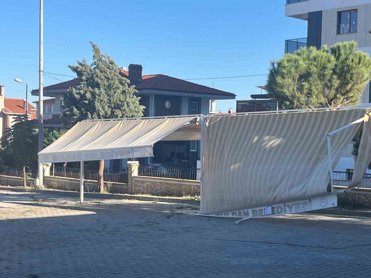 Buldan Belediyesi Kitap Kafe\'nin bahçesinde kırık gölgelik velilerin tepkisini çekti