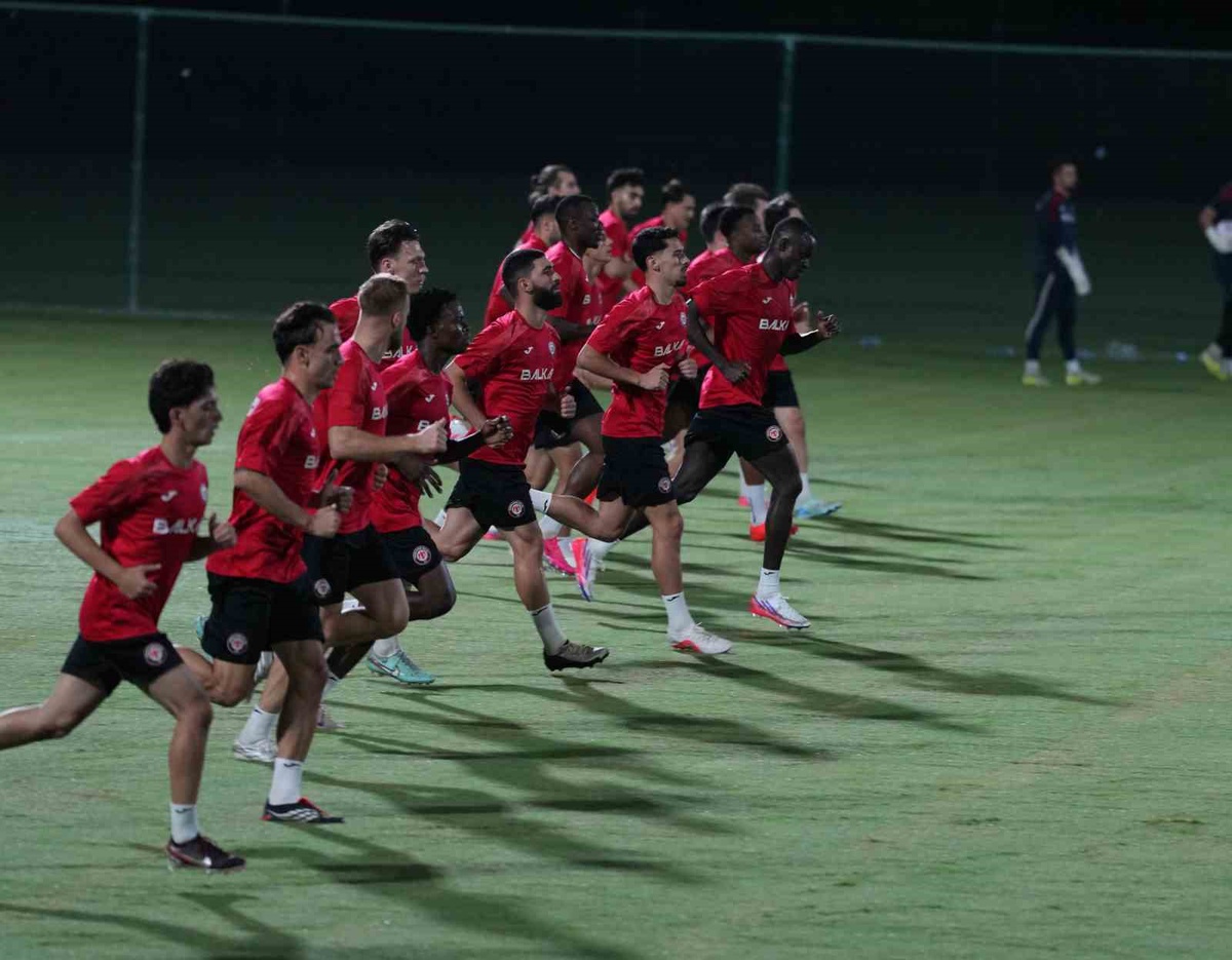 Çorum FK Teknik Direktörü Burak Yılmaz, Antalya kampında ilk antrenmanına çıktı