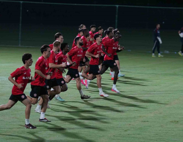 Çorum FK Teknik Direktörü Burak Yılmaz, Antalya kampında ilk antrenmanına çıktı