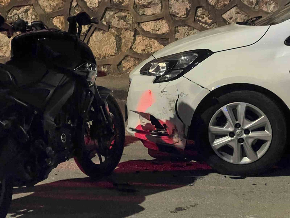 Bursa Mudanya\'da motosiklet park halindeki otomobile çarptı, 2 kişi yaralandı