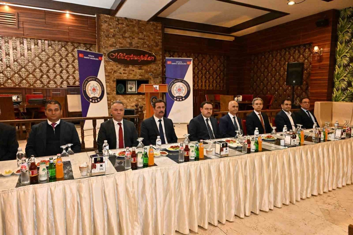 Çankırı\'ya atanan Osman Elbir, Kütahya\'da düzenlenen veda yemeğiyle uğurlandı