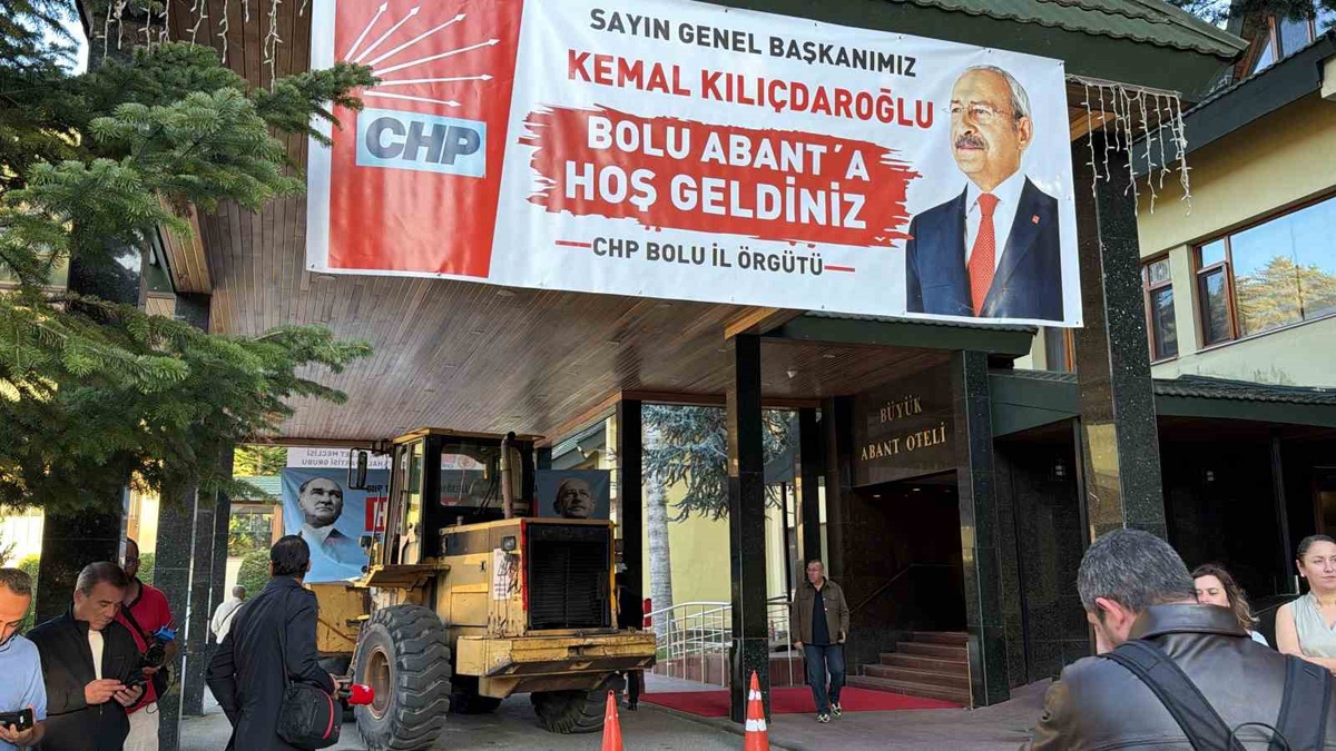 CHP\'nin Abant kampında bozulan kepçe yüzünden Kılıçdaroğlu daha önde karşılandı