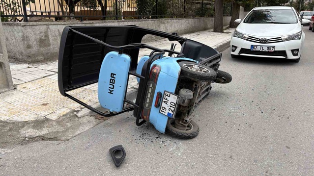 Çorum'da hafif ticari araçla çarpışan motosiklette 1'i çocuk 2 kişi yaralandı