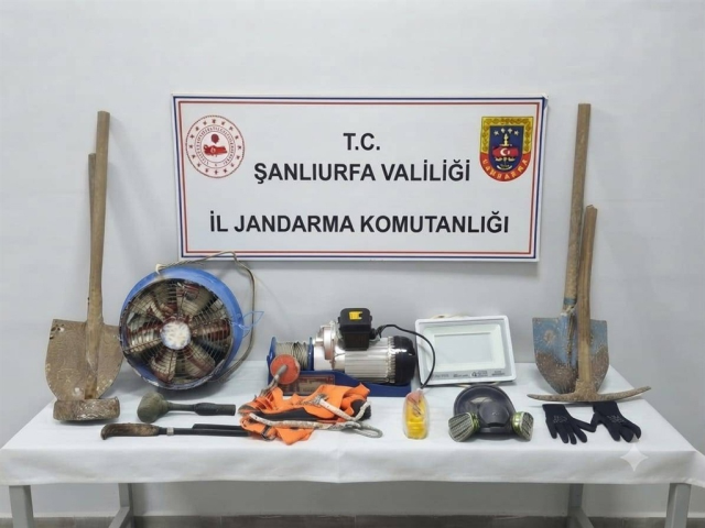 Defineciler evin içinde 25 metrelik kuyu kazdı