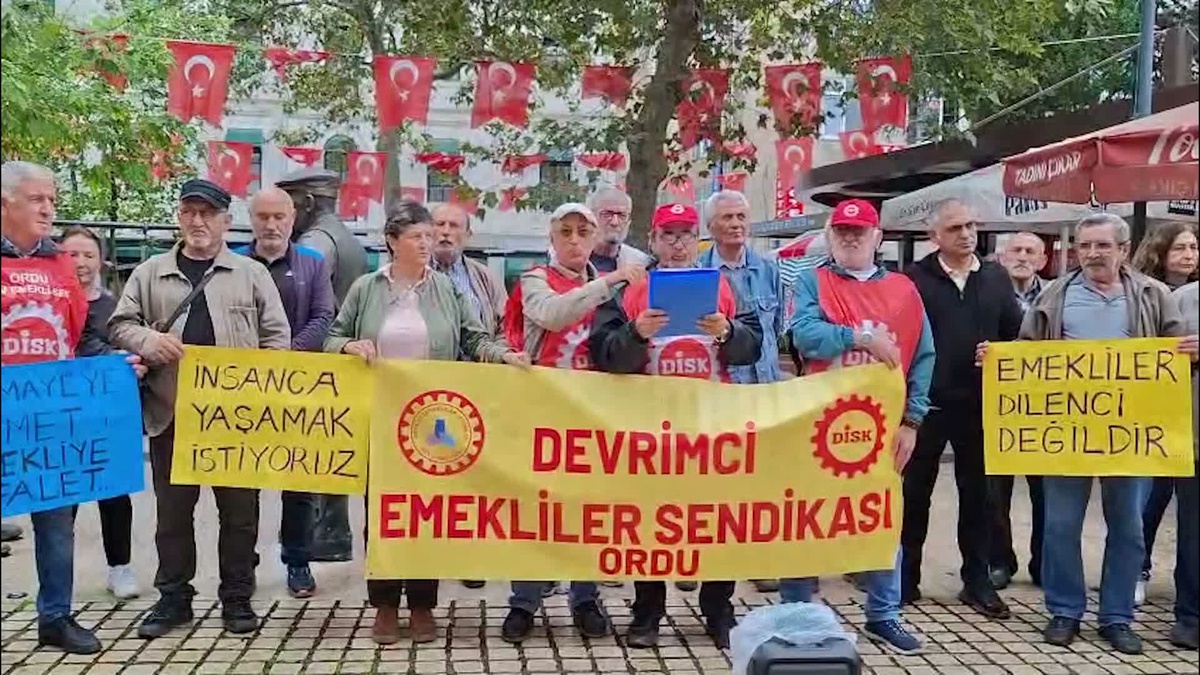 Dev Emekli Sen Ordu Şubesi, seyyanen zam talebini Tahıl Pazarı\'nda eyleme taşıdı