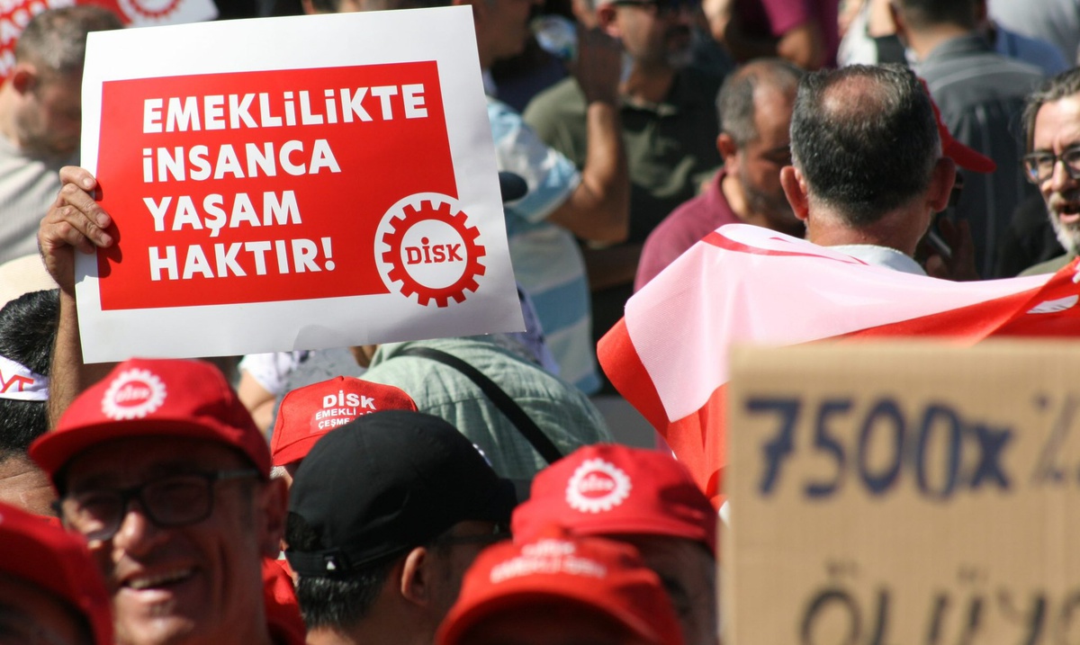 DİSK, AYM eyleminde intihar eden emekli polis için emekli aylığı artışı istedi