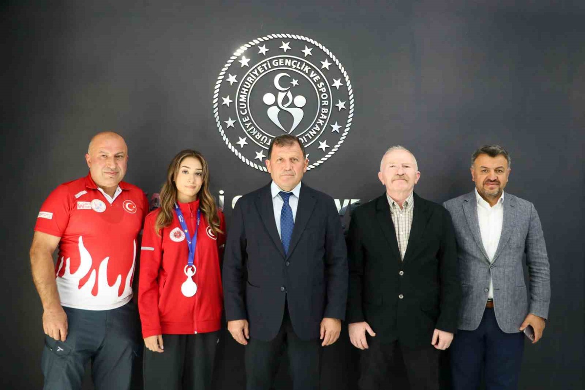 Kayseri Gençlik ve Spor İl Müdürü Kabakcı, dünya ikincisi Yılmazer\'i tebrik etti