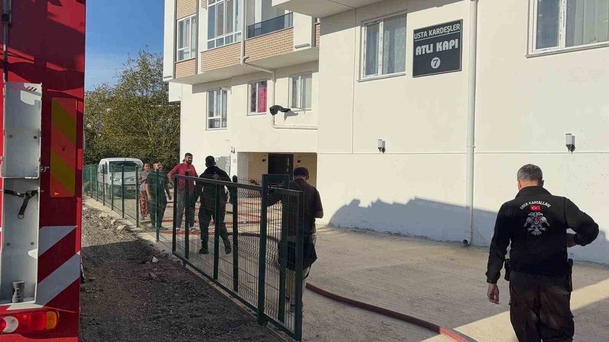 Düzce Konuralp\'te 4 katlı binanın zemin katındaki yangın itfaiye ekiplerince söndürüldü