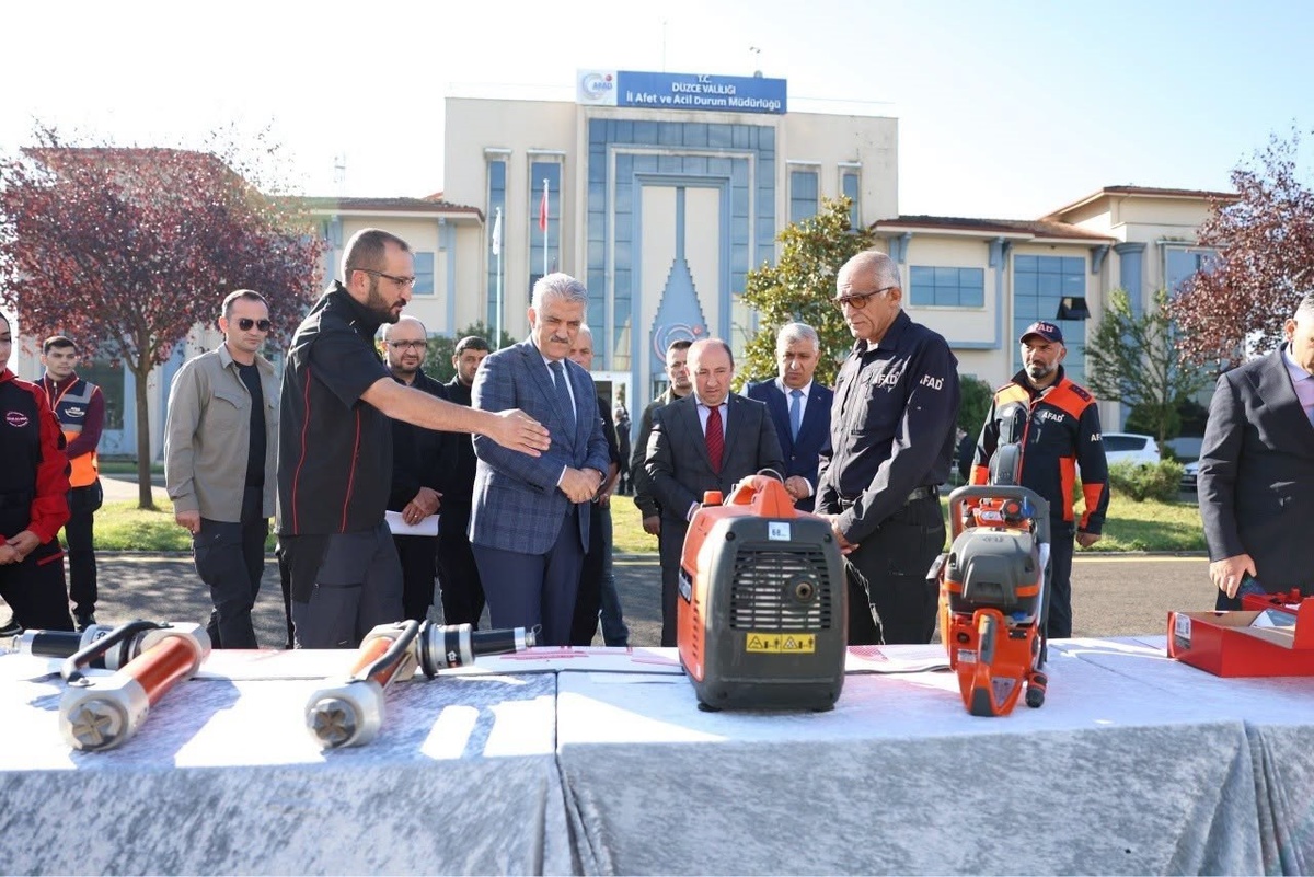Düzce Valisi Makas, Kızılelma Derneğine malzeme desteği töreninde teşekkür etti