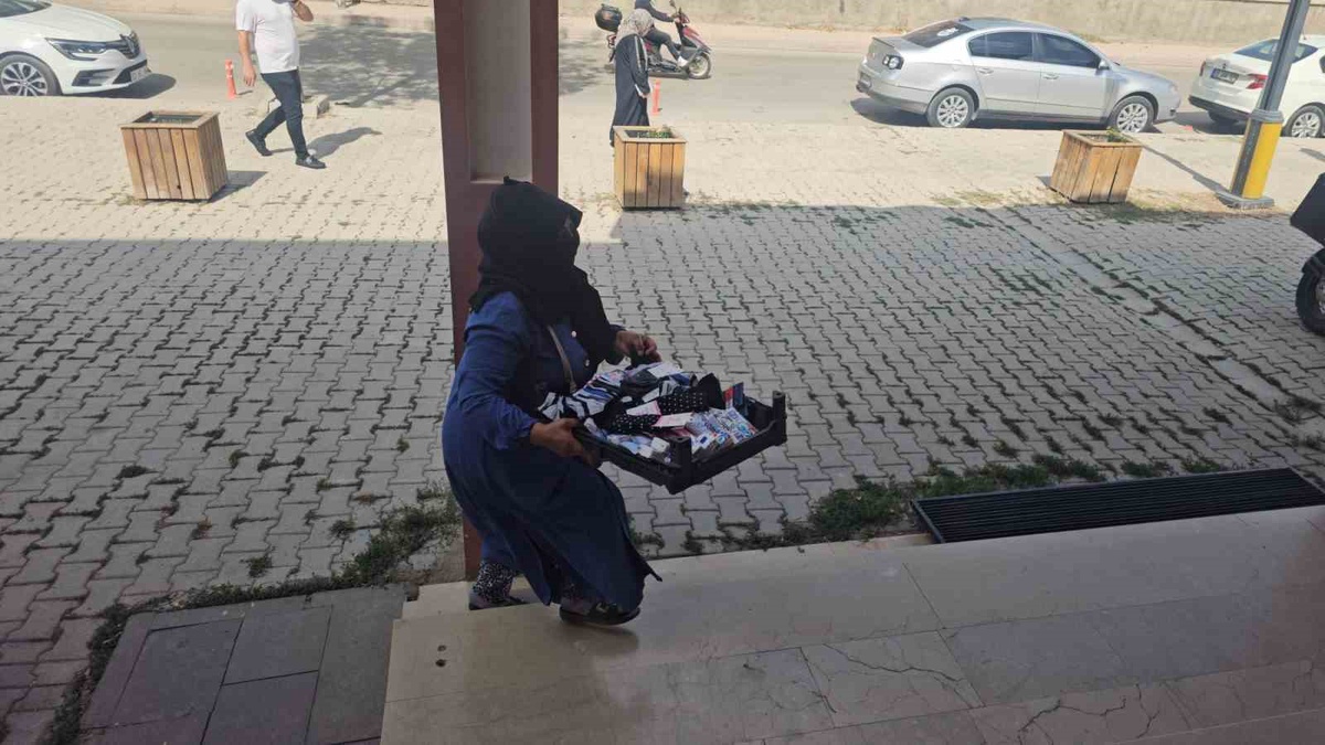 Elazığ\'da dilenci operasyonunda seyyar satıcı kılığındaki şahsın parasına el konuldu