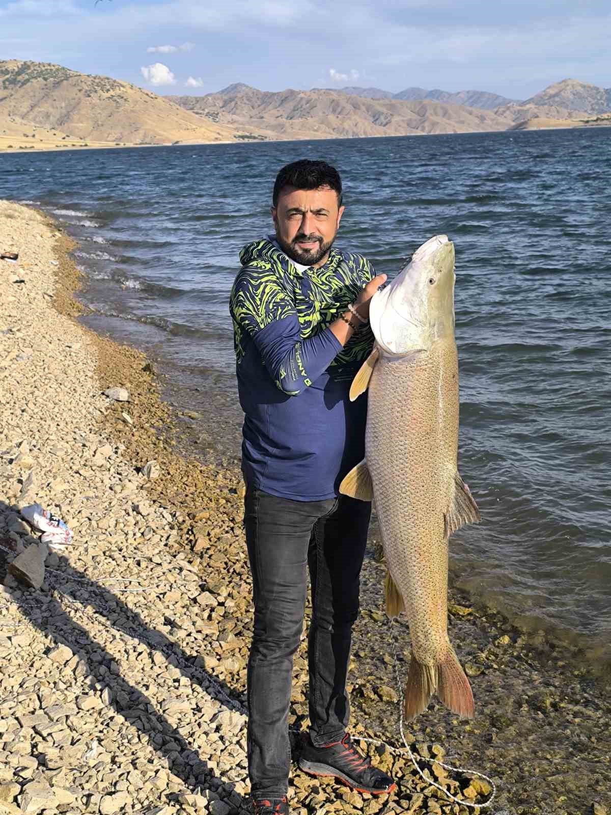 Elazığ\'da Keban Baraj Gölü\'nde balıkçının oltasına yaklaşık 30 kiloluk turna takıldı