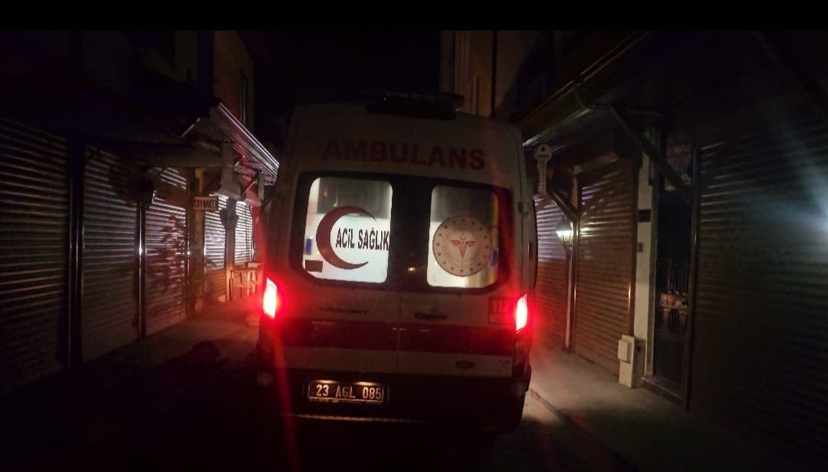 Elazığ\'da iki kişi arasındaki tartışma bıçaklı kavgaya dönüştü, 2 kişi yaralandı
