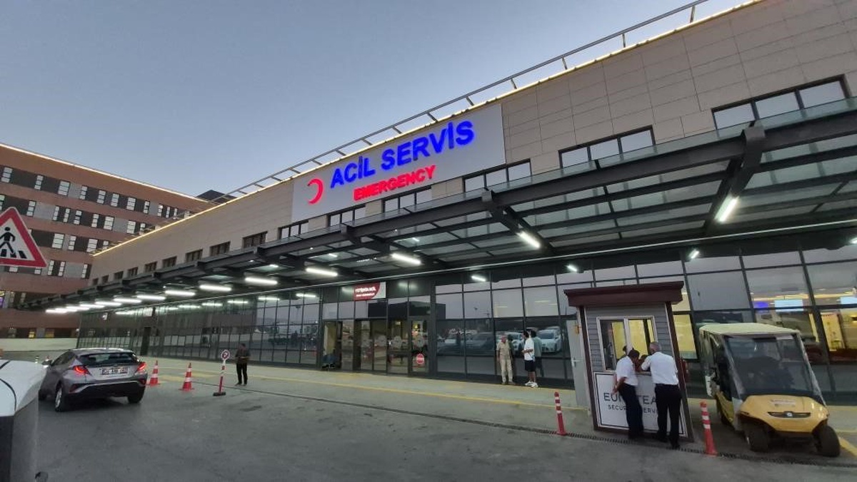 Eskişehir\'de baygın bulunan yaşlı çift, doğalgaz şüphesiyle hastaneye kaldırıldı