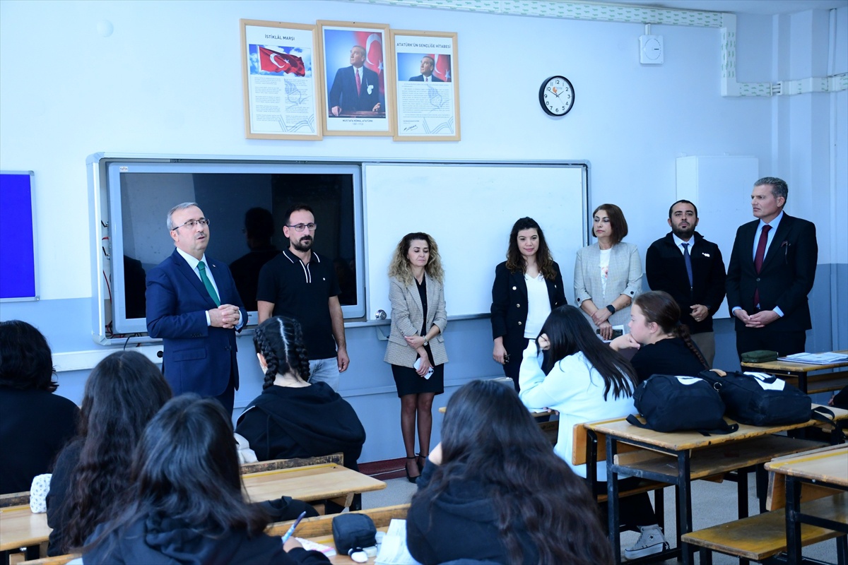 Eskişehir İl Milli Eğitim Müdürü Sinan Aydın, meslek lisesi öğrencileriyle buluştu