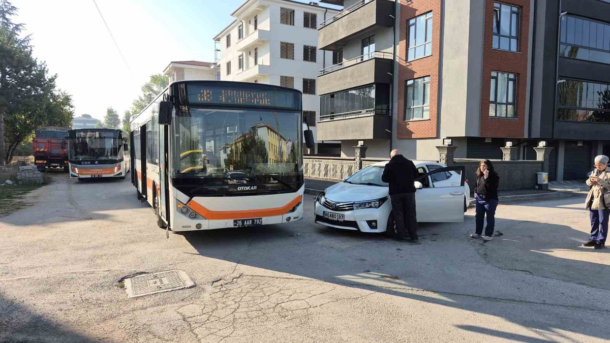 Eskişehir Odunpazarı\'nda belediye otobüsü ile otomobil çarpıştı, 2 öğrenci yaralandı
