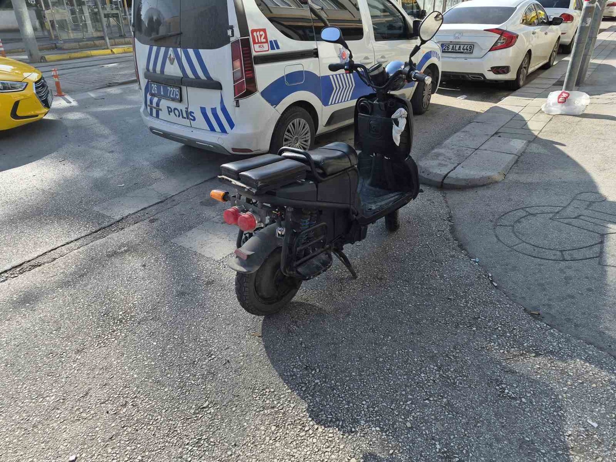 Eskişehir Odunpazarı\'nda elektrikli bisiklet sürücüsü yaralandı, otomobil kaçtı