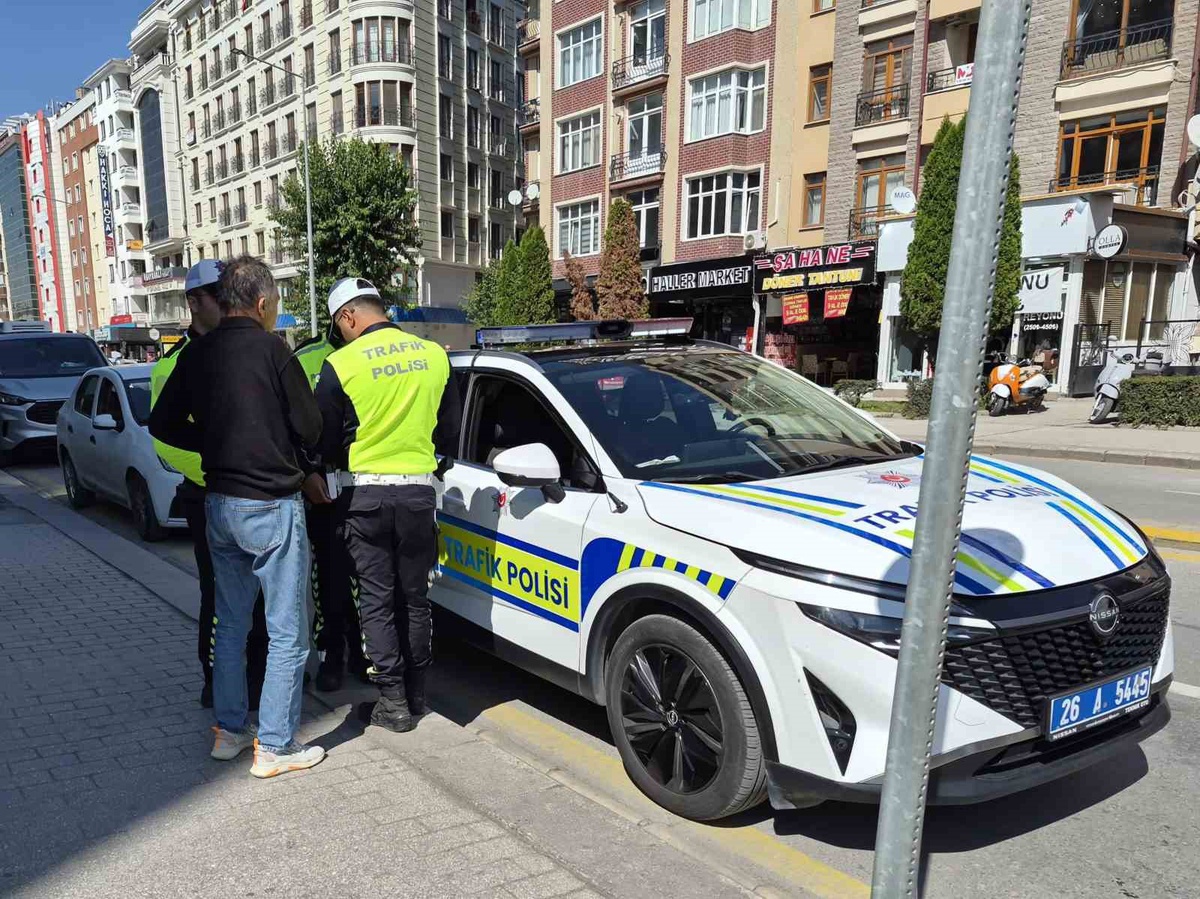 Eskişehir Tepebaşı\'nda otomobille çarpışan motosiklet devrildi, sürücü yaralandı