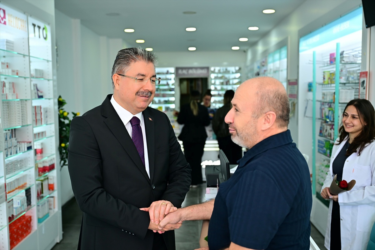 Eskişehir Valisi Yılmaz, Odunpazarı\'nda pazarcı esnafı ve eczacılarla görüştü