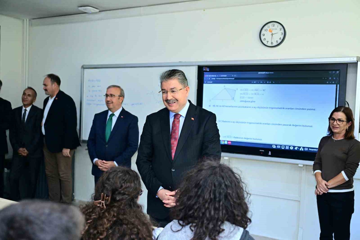 Eskişehir Valisi Yılmaz, Kanatlı Anadolu Lisesi\'nde öğrencilerin taleplerini dinledi