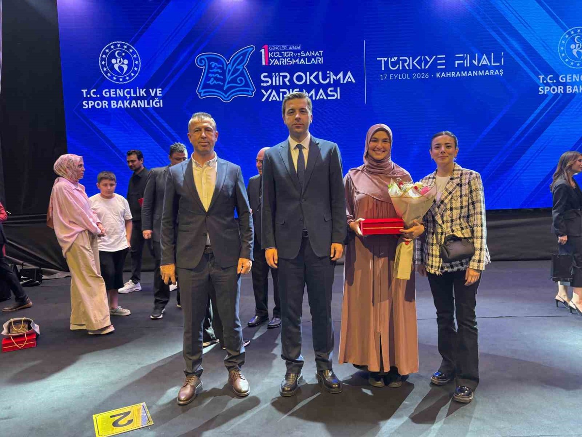 Hitit Üniversitesi öğrencisi Esmanur Çancılar şiir finalinde Türkiye birincisi oldu