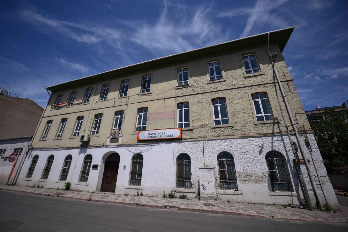 Fatih\'teki Davutpaşa Anadolu Lisesi 5 asrı aşkın eğitimi 1089 öğrenciyle sürdürüyor.