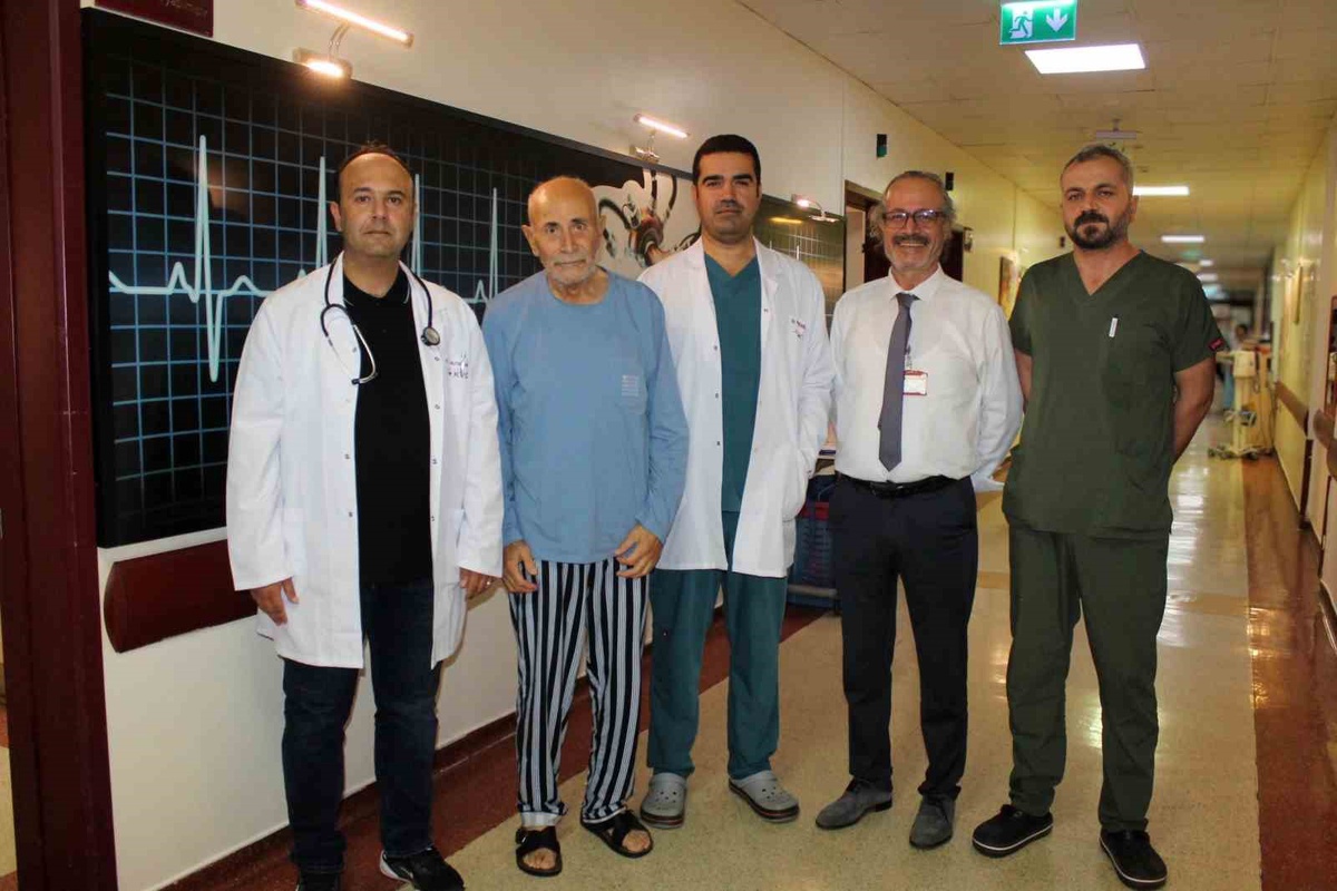 GAÜN Hastanesi 83 yaşındaki hastanın 10 cm\'lik normalin 5 katına ulaşan damarını onardı