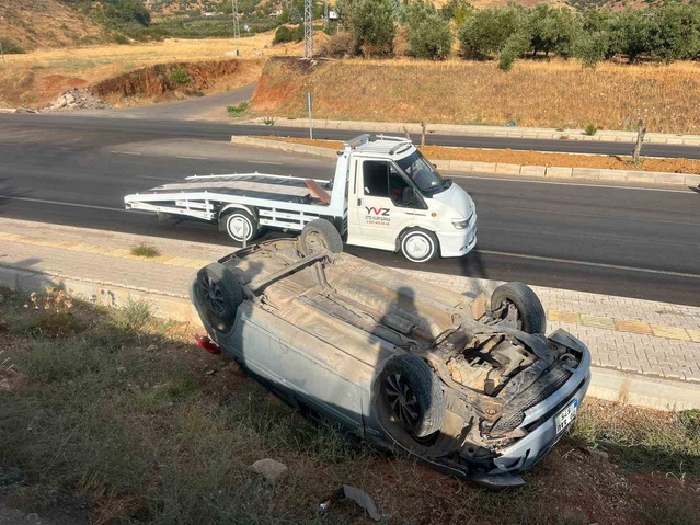 Gaziantep İslahiye'de kaldırıma uçan otomobil takla attı, sürücü hafif yaralandı