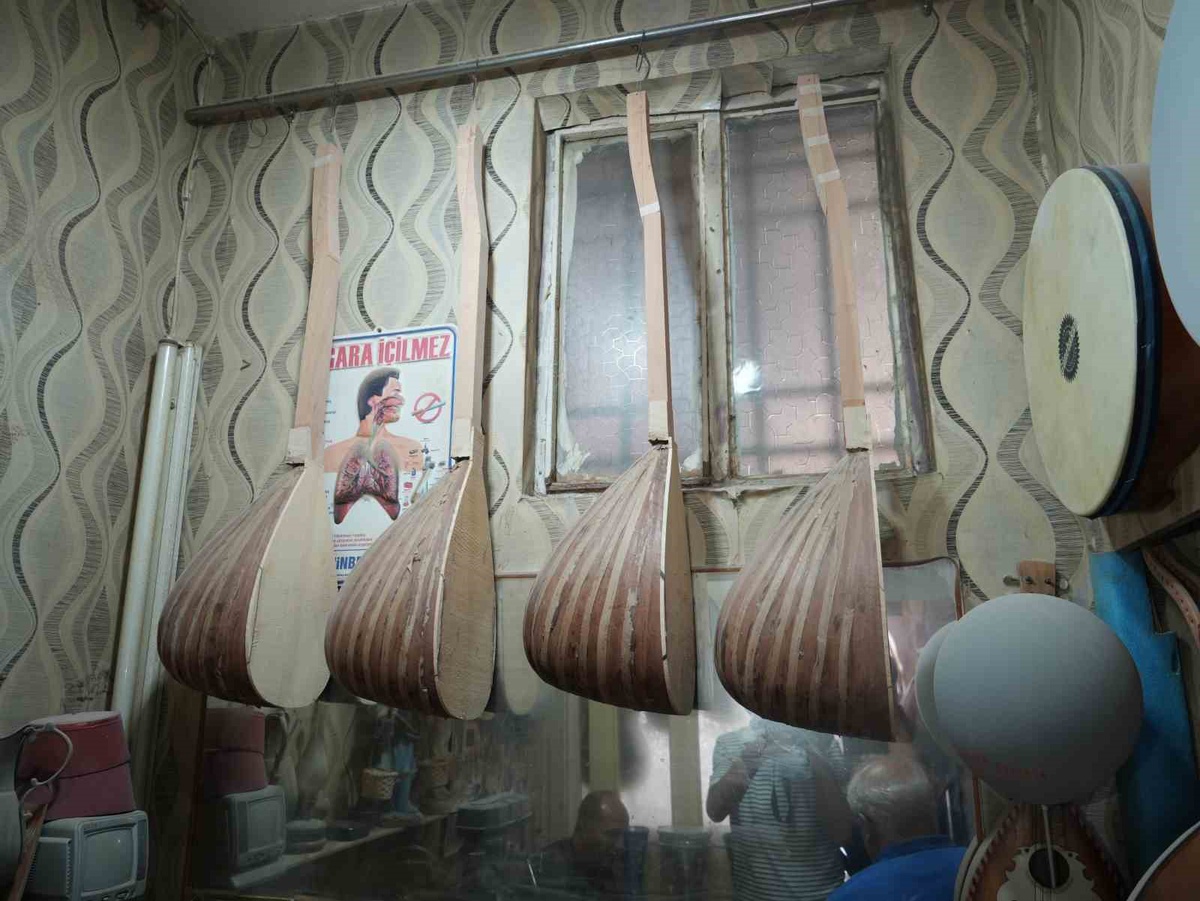 Gaziantep\'te 36 yıldır bağlama üreten Enver Arslanyürek, akordunu bile yapamıyor